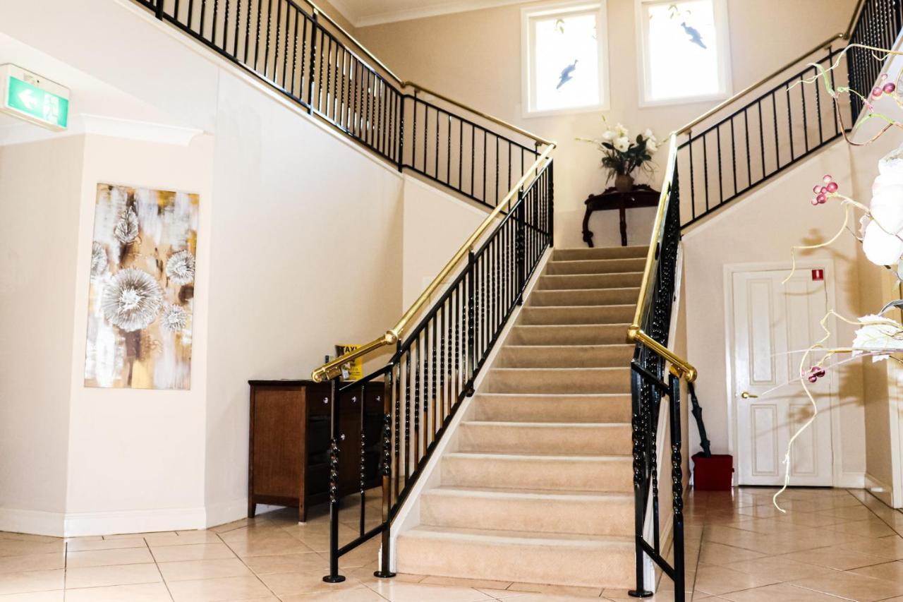 Plumes Boutique Bed & Breakfast แทมเวิร์ธ ภายนอก รูปภาพ