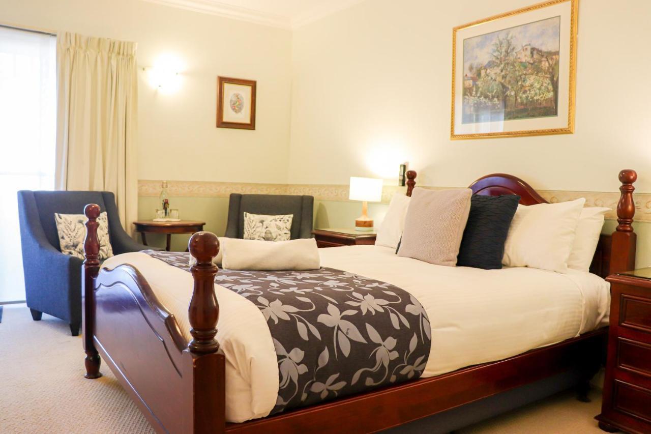 Plumes Boutique Bed & Breakfast แทมเวิร์ธ ภายนอก รูปภาพ
