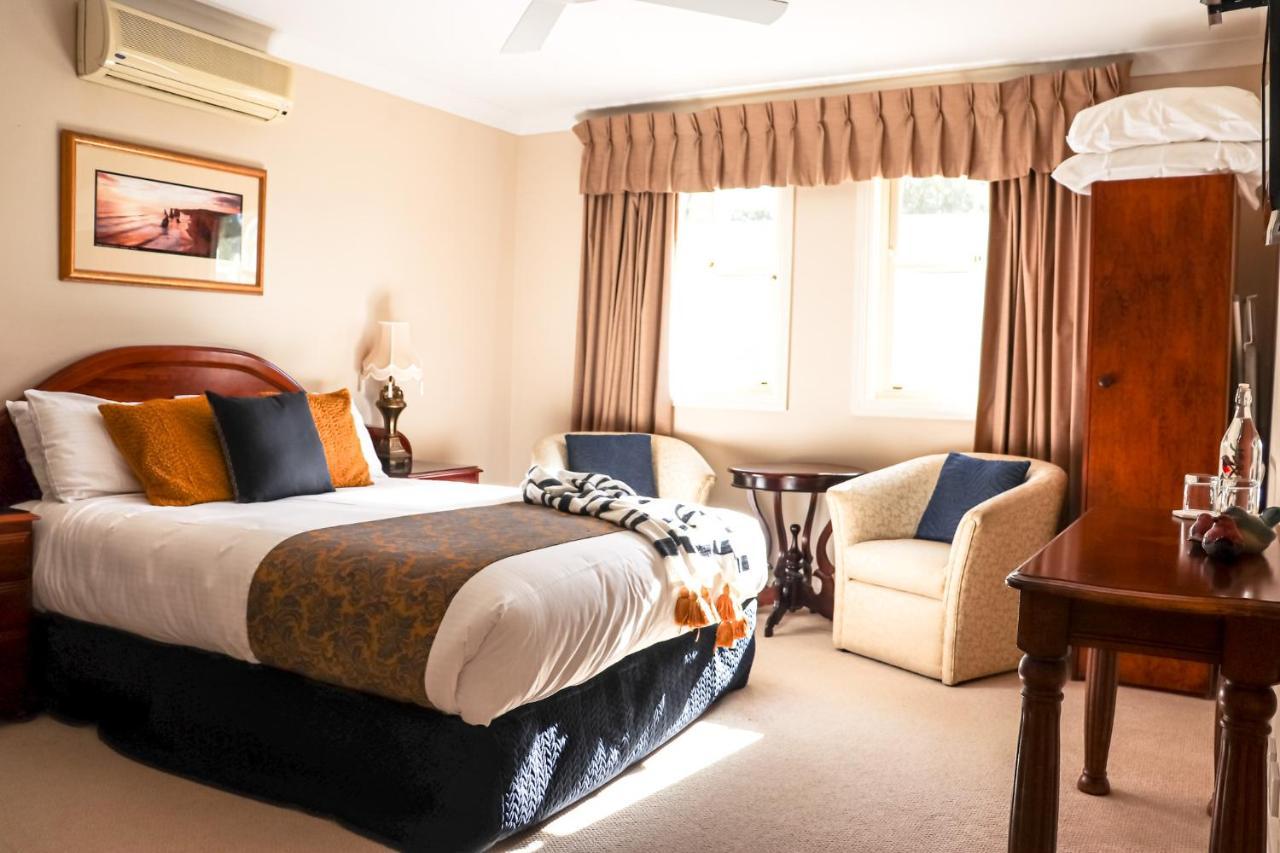 Plumes Boutique Bed & Breakfast แทมเวิร์ธ ภายนอก รูปภาพ