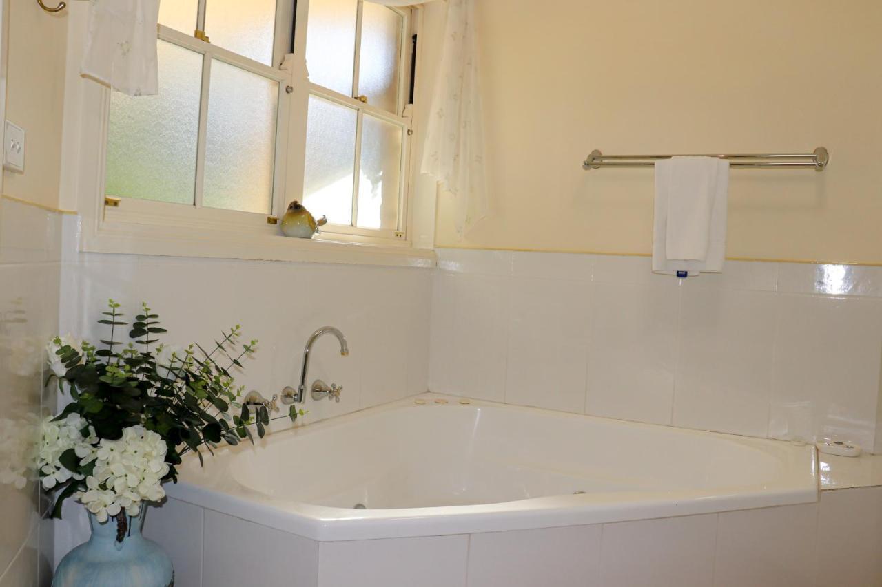 Plumes Boutique Bed & Breakfast แทมเวิร์ธ ภายนอก รูปภาพ