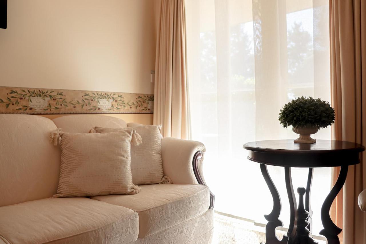 Plumes Boutique Bed & Breakfast แทมเวิร์ธ ภายนอก รูปภาพ