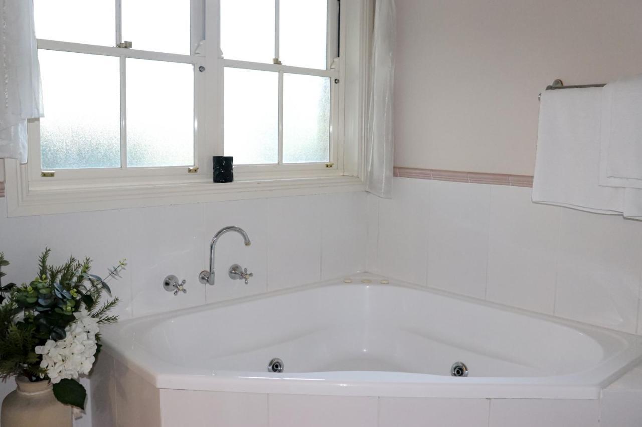 Plumes Boutique Bed & Breakfast แทมเวิร์ธ ภายนอก รูปภาพ