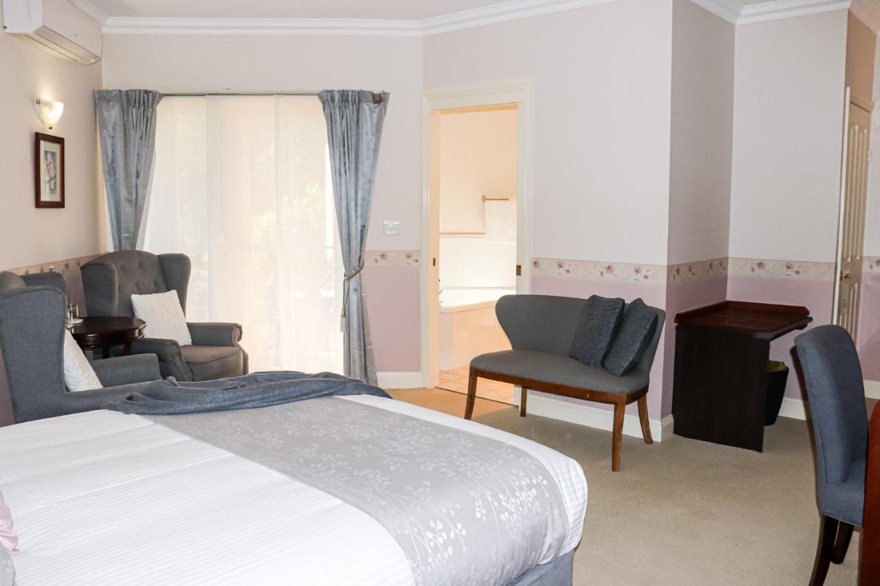 Plumes Boutique Bed & Breakfast แทมเวิร์ธ ภายนอก รูปภาพ
