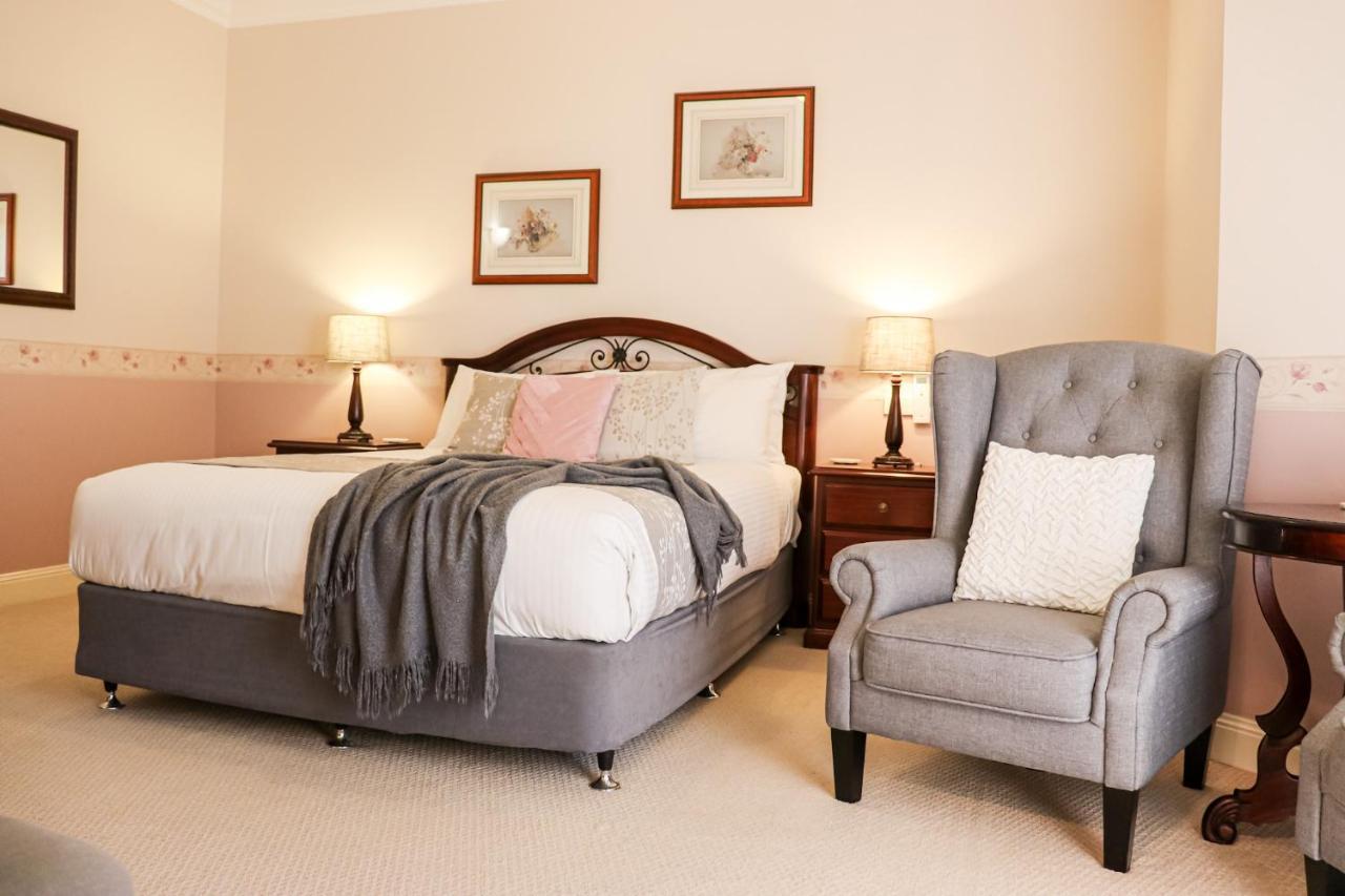 Plumes Boutique Bed & Breakfast แทมเวิร์ธ ภายนอก รูปภาพ