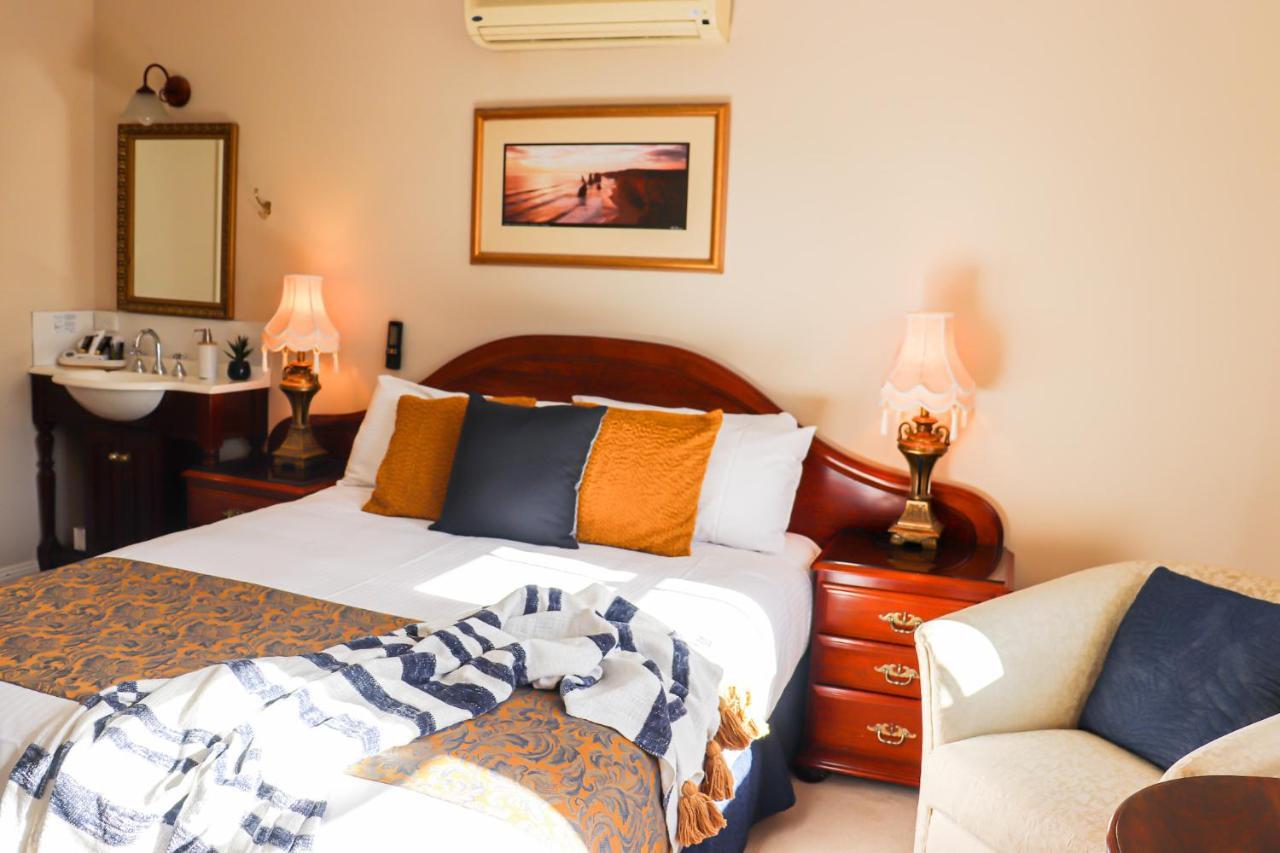 Plumes Boutique Bed & Breakfast แทมเวิร์ธ ภายนอก รูปภาพ