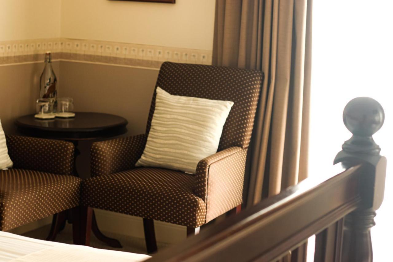 Plumes Boutique Bed & Breakfast แทมเวิร์ธ ภายนอก รูปภาพ