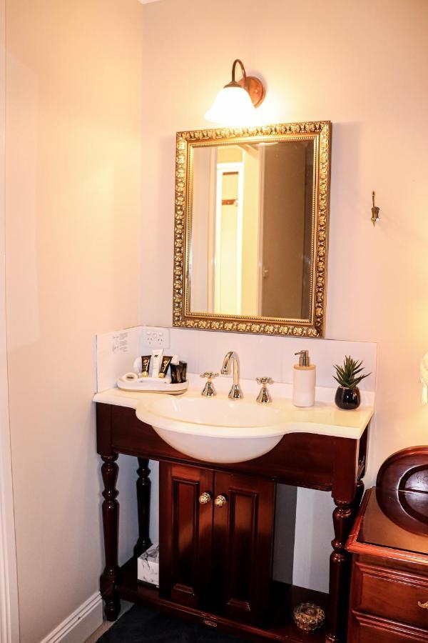 Plumes Boutique Bed & Breakfast แทมเวิร์ธ ภายนอก รูปภาพ