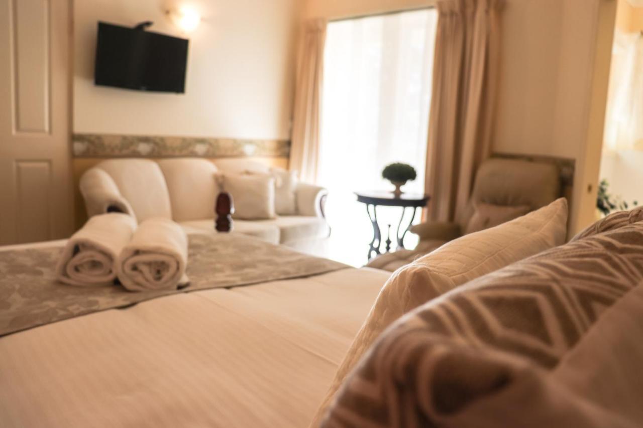 Plumes Boutique Bed & Breakfast แทมเวิร์ธ ภายนอก รูปภาพ